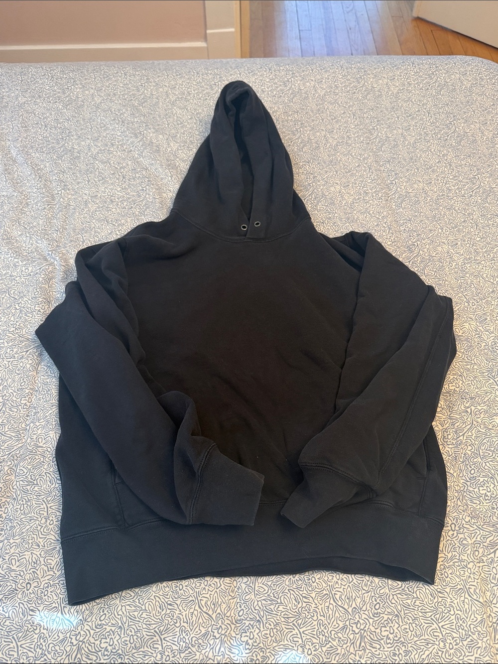 Uniqlo black sweatshirt unisex